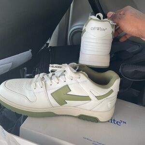 selling off-white only wear it twice good condition